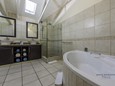 Honeymoon Suite bath